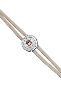 Pulsera de cuero beige con una pieza central circular de metal plateado con un diseño texturizado y una piedra preciosa central de color marrón claro.