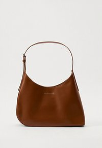 Hnědá kožená kabelka přes rameno s zakřiveným tvarem, nastavitelným popruhem a vyraženým logem na přední straně. Hladká textura a minimalistický design.