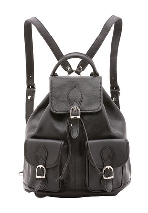 Zaino in pelle nera con chiusura a cordoncino, tasche frontali, spallacci regolabili e accessori in hardware argentato. Finitura testurizzata e design elegante.