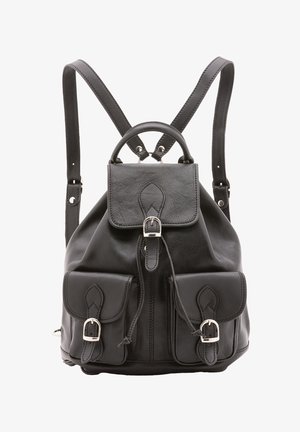Zaino in pelle nera con chiusura a cordoncino, tasche frontali, spallacci regolabili e accessori in hardware argentato. Finitura testurizzata e design elegante.
