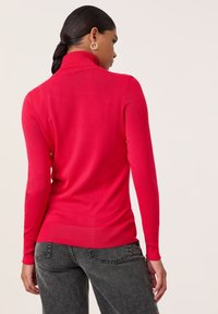 Taifun LANGARM RUND BASIC MIT ROLLKRAGEN - Strickpullover - cherry red