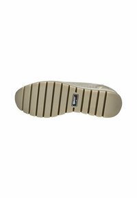 Suola di scarpa in gomma beige con scanalature orizzontali e creste per trazione. Presenta un piccolo etichetta incorporata sul lato con i dettagli del marchio.