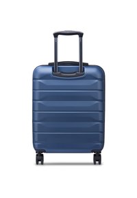 Maleta rígida, azul con rayas texturizadas, asa retráctil, cuatro ruedas para movilidad. Acabado suave y diseño robusto.