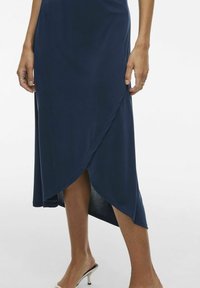 Granatowa midi sukienka o asymetrycznym dole, wykonana z gładkiego materiału, z dekoltem w serek i subtelnym połyskiem.