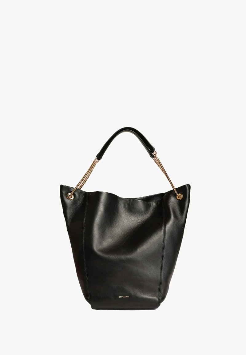 Borsa a spalla in pelle nera con design morbido, dettagli in catena dorata e texture liscia. Presenta una forma semplice ed elegante e un dettaglio del logo.