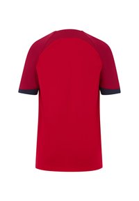 Maglia sportiva rossa con maniche raglan corte. Collo a coste con accento blu navy ai polsini delle maniche. Texture liscia, vestibilità normale, design semplice.