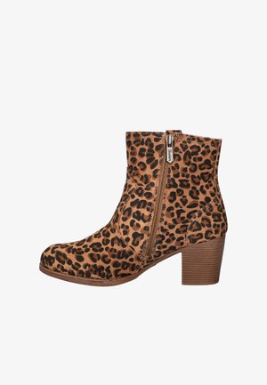 Leopard print ankle boot made of suede, featuring a side zipper, rounded toe, and a stacked heel. Color palette: tan and black.