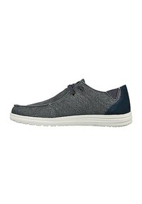 Zapatillas de tela gris con acentos en azul marino, suela blanca, punta redondeada, dos ojales para los cordones y parte superior texturizada para mayor durabilidad.