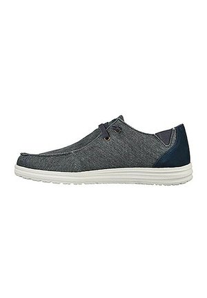 Zapatillas de tela gris con acentos en azul marino, suela blanca, punta redondeada, dos ojales para los cordones y parte superior texturizada para mayor durabilidad.