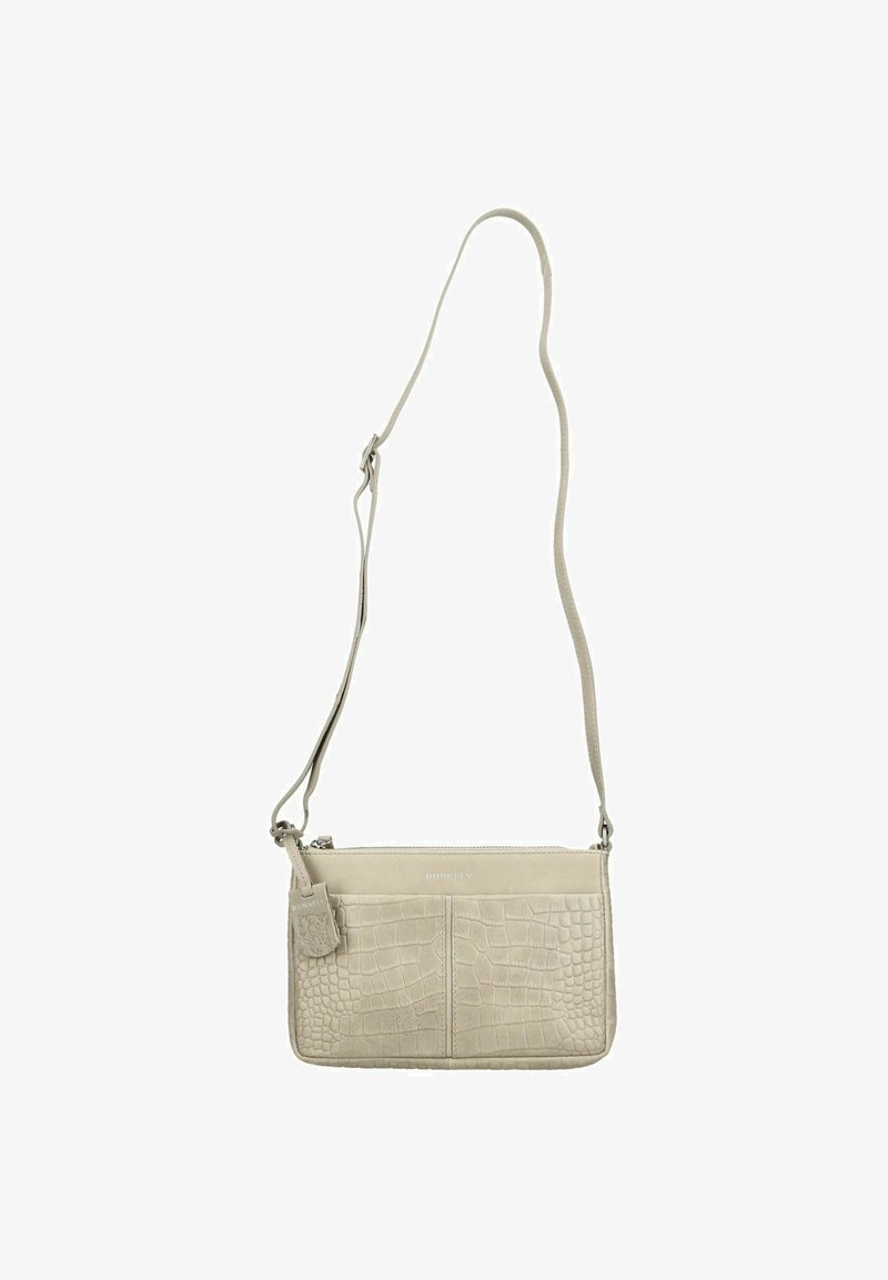 Bolso bandolera de cuero beige con textura de cocodrilo, correa ajustable, cierre de cremallera y pequeña etiqueta de cuero con marca en el lateral.
