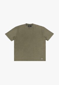 Olivenfarvet oversized bomulds T-shirt med rund hals og korte ærmer. Har et lille mærke på den nederste side.