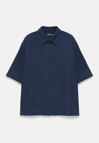 Chemise bleu marine à manches courtes avec boutons, col classique et tissu texturé sur fond uni.