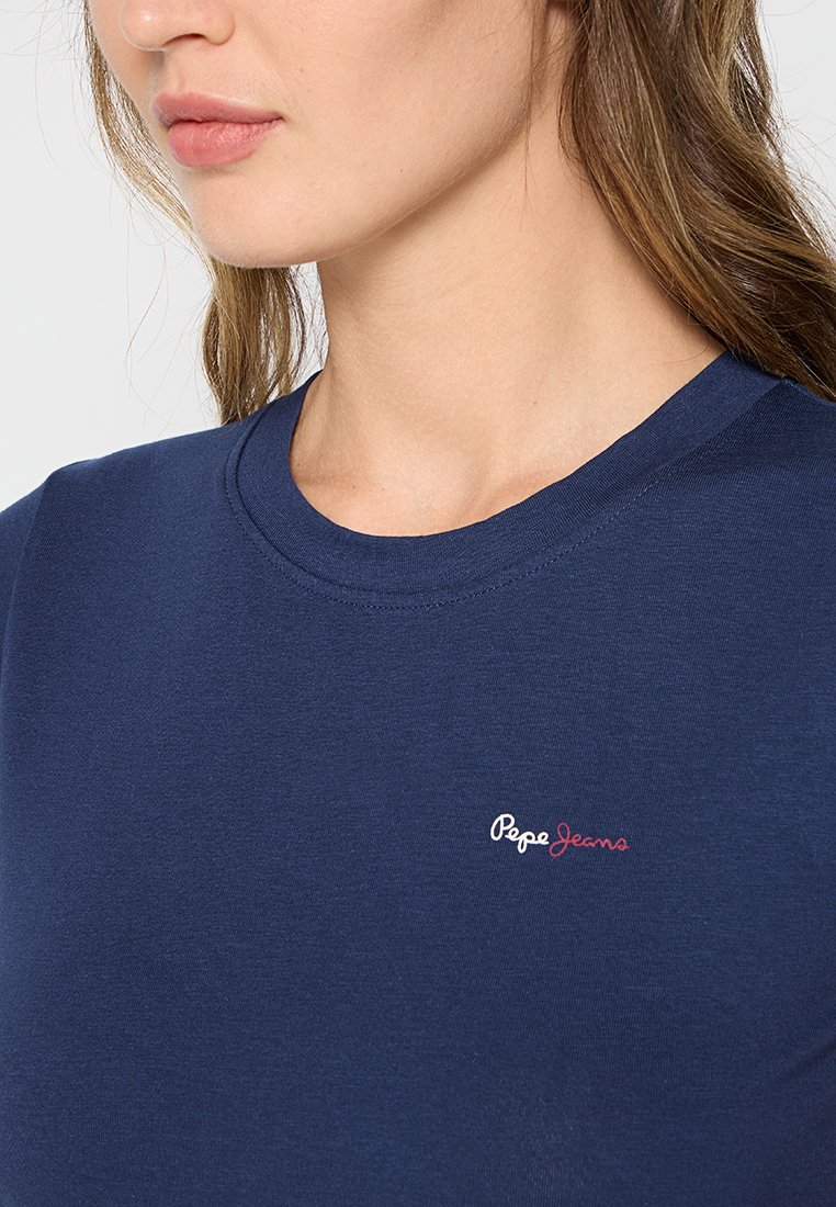 T-shirt in cotone blu navy con collo rotondo e maniche corte. Presenta un piccolo logo "Pepe Jeans" rosso e bianco sul petto.