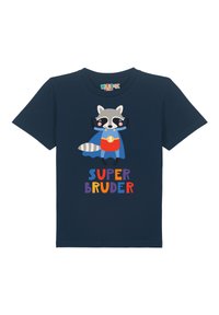 Navyblaue Baumwoll-T-Shirt mit einem cartoonhaften Waschbären in einem Superhelden-Outfit, mit dem Text "SUPER BRUDER" in fetten, bunten Buchstaben.