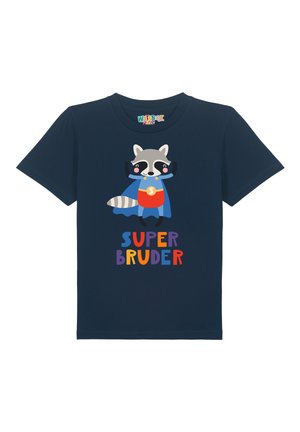 Navyblaue Baumwoll-T-Shirt mit einem cartoonhaften Waschbären in einem Superhelden-Outfit, mit dem Text "SUPER BRUDER" in fetten, bunten Buchstaben.