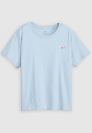 Ljusblå bomulls-t-shirt med rund halsringning, korta ärmar och en liten röd Levi's-logotyp på vänster bröst. Mjuk textur, avslappnad design.