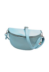 Helles blaues Leder-Umhängetäschchen mit geschwungenem Design, silbernem Reißverschluss und verstellbarem Gurt. Mit kleinem Pendel in Form der italienischen Flagge.