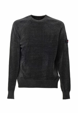 Maglione grigio scuro lavorato a maglia con scollo rotondo, dettagli a coste sulle spalle e toppa con logo sulla manica sinistra. Tessuto morbido e vestibilità comoda.