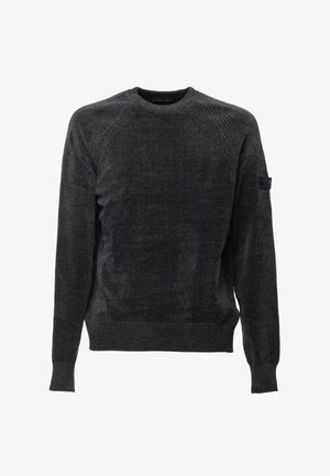 Maglione grigio scuro lavorato a maglia con scollo rotondo, dettagli a coste sulle spalle e toppa con logo sulla manica sinistra. Tessuto morbido e vestibilità comoda.