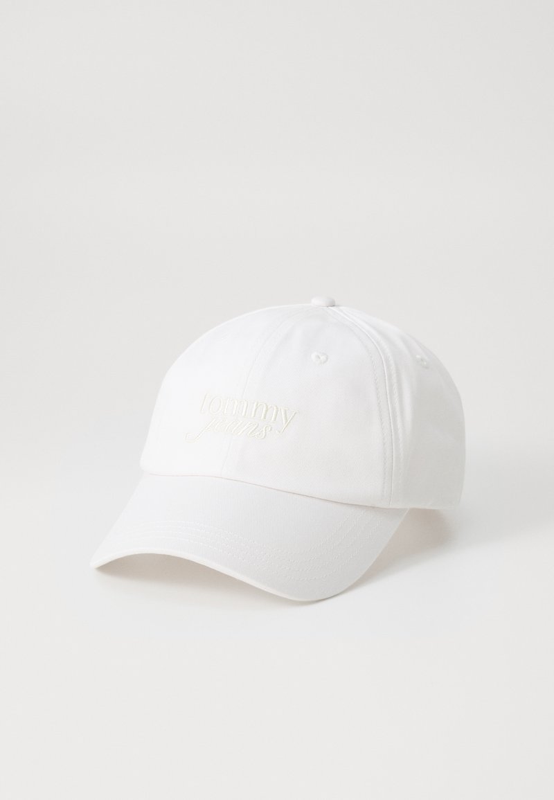Hvid bomulds baseballkasket med en buet skygge og broderet "tommy jeans" logo i lys creme på fronten. Strukturér overflade.