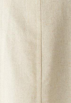 Looduslik linane kangas beežis, millel on peen tekstuur ja peidetud õmblus, tagades puhta ja minimalistliku välimuse.