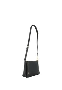 Borsa a mano in pelle nera con una forma strutturata, tracolla regolabile e dettagli in metallo dorato. Presenta angoli arrotondati e borchie sui lati.