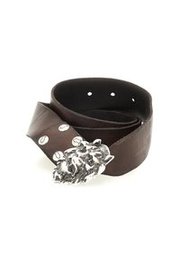 Cintura in pelle marrone con fibbia a testa di leone argentata, caratterizzata da accenti metallici e fori punzonati per la regolazione. Finitura morbida e testurizzata.