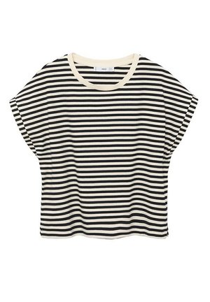 Czarna i biała koszulka z krótkim rękawem w poziome paski, z okrągłym beżowym dekoltem, rozłożona na białym tle.