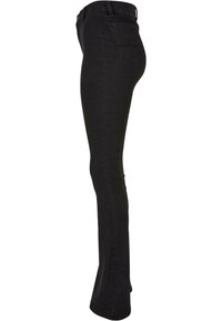 Musta denim-leveälahkeiset farkut, istuvat reisistä, keskitason vyötäröllä ja klassisella viiden taskun mallilla. Sileä materiaali, minimaalinen koristelu.