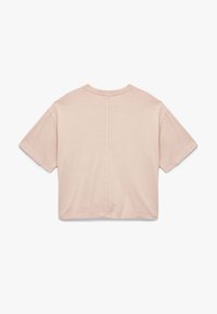 Camiseta corta de manga corta en algodón de color rosa claro. Presenta un cuello redondo y un detalle de costura central en la parte posterior. Textura suave.