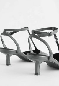 Next FOREVER COMFORT WITH MOTIONFLEX HARDWARE T BAR KITTEN - Pumps - grey
