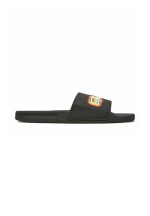 Sort slidesandal med bred rem med flerfarvet logo-patch og tekstureret fodseng isoleret på hvid baggrund.