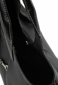 Borsa nera in pelle con finitura testurizzata, cuciture a contrasto e apertura superiore. Vista interna che mostra un ampio scomparto.