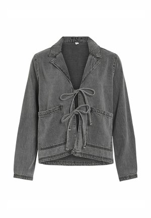 Tumši pelēkas denima jaka ar iegriezto apkakli, priekšējo sasienamo aizdari un divām priekšējām kabatām. Raksturīga brīva piegriezuma iedarbība un redzamas šuves detaļas.