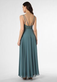 Maxikleid in Teal, mit einem Spitzenrücken, verstellbaren Spaghettiträgern und einem fließenden Stoff mit glatter Textur und dezentem Fall.