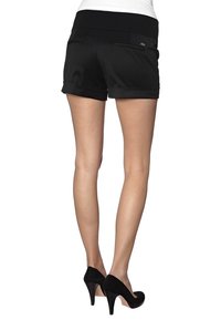 Zwarte shorts met een opgerolde zoom, voorzien van een brede elastische tailleband en twee achterzakken. De stof heeft een gladde, licht glanzende textuur.