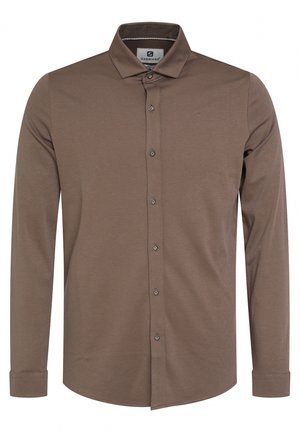 Camisa marrón de manga larga con botones, diseño ajustado, tela de textura suave y cuello clásico. Cuenta con seis botones en la parte frontal.