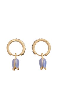 Goldene Creolen-Ohrringe mit einem hellblauen Blumenanhänger, der am äußeren Rand der Creole mit klaren Rhinestones verziert ist.