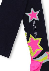 Laikkanavy, jotka ovat koristeltu vaaleanpunaisilla, keltaisilla ja harmailla tähtikuvioilla, ja sanan "BILLIEBLUSH" neulottu yhden tähden viereen.
