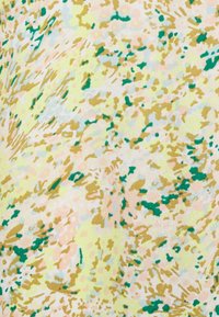 Lekki, teksturowany materiał z wielokolorowym wzorem w odcieniach żółtego, zielonego, niebieskiego i różowego, tworzący efekt cętkowania.