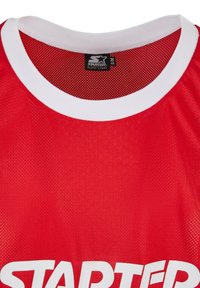 Rød atletisk trøye med hvit rund hals, meshstruktur og tydelig "STARTER"-logo i hvitt foran. Passer for sportsaktiviteter.