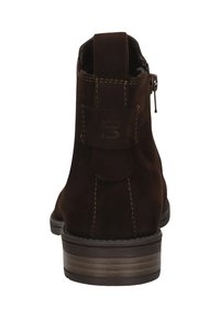 Braune Wildleder-Ankle-Boots mit einer abgerundeten Zehenpartie, hohem Schaft, dekorativem Riegel und einem seitlichen Reißverschluss. Texturierte Sohle mit einem gestapelten Absatz.