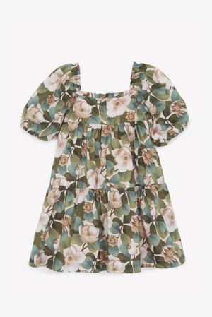 Kvetinové šaty s farebnou paletou v zelenej a béžovej farbe, s nafúknutými rukávmi, štvorcovým výstrihom a vrstveným dizajnom s ružovými a smotanovými kvetinovými vzormi.