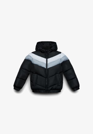 Giubbotto invernale nero con cappuccio staccabile e zip frontale, con strisce a chevron bianche e grigio chiaro che attraversano il petto e le maniche.
