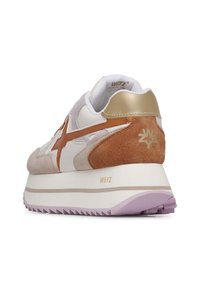 Sneaker bianco con accenti in suede e pelle nei toni del beige, marrone e oro. Sole spesso bianco con dettagli lilla chiaro. Presenta un logo a forma di stella.