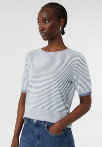 Gestreiftes Strickpullover in Hellblau und Weiß, mit kurzen Ärmeln und rundem Ausschnitt. Verfügt über gerippte Bündchen und einen lockeren Schnitt.