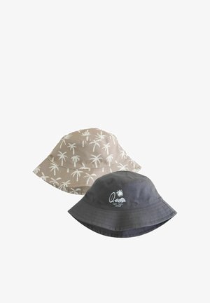 Dos sombreros tipo bucket, uno beige con un patrón blanco de palmeras, y otro gris oscuro con un diseño blanco de sol, tabla de surf, ola y el texto "SOL MAR SURF".