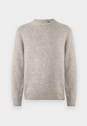 Pullover de punto en gris claro con escote redondo, puños y dobladillo acanalados, y un acabado texturizado. Sin patrones o acentos visibles.