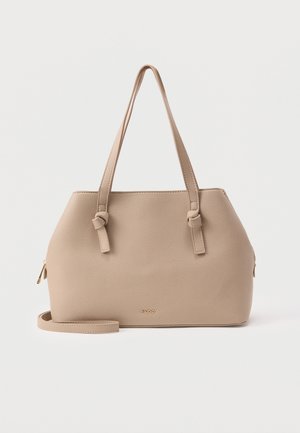 Beige Aldo-handtas met twee lange handvatten, een afneembare schouderriem en een korrelige textuur op een witte achtergrond.
