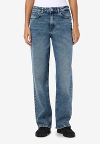 Ανοιχτό μπλε τζιν παντελόνι με σχέδιο ίσιας γραμής, πέντε τσέπες και κλείσιμο με κουμπί. Το ύφασμα έχει ελαφρώς ξεθωριασμένη υφή.